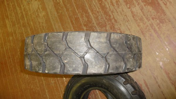 Шинокомплект 7.00-12 маленькие колеса дл 2-тн погрузчика товарный знак TOP TRUST Завод изготовитель Qingdao