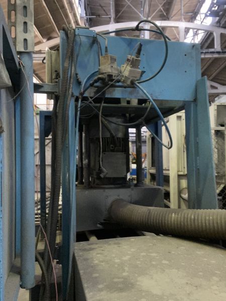 Установка с абразивными щетками для удаления облоя