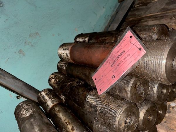 Шпилька М95х4 L=546 б/у