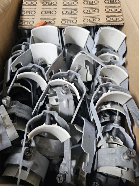 Скоба с внутренним диаметром 40мм (металл) двухлапковая