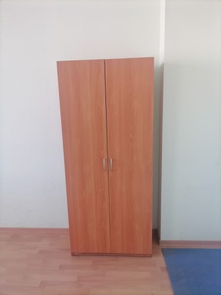 Шкаф высокий закрытый.