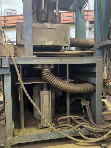 Установка с абразивными щетками для удаления облоя