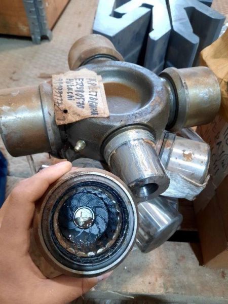 Крестовина E12980570 Hitachi