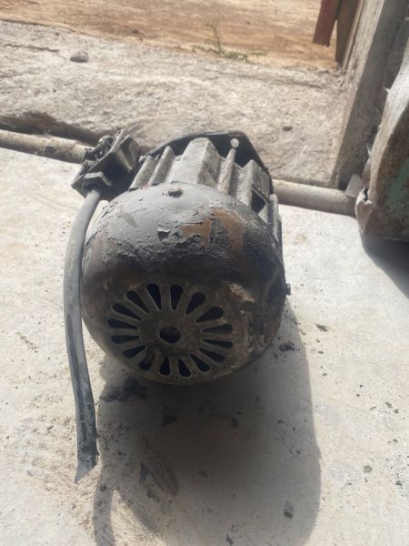 Двигатель 3 фазный 2,6 КВ на 1300 оборотов б/у