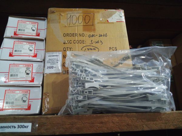 Держатель с хомутиком, д.25 - 63мм (DKC) (арт. 51263 )