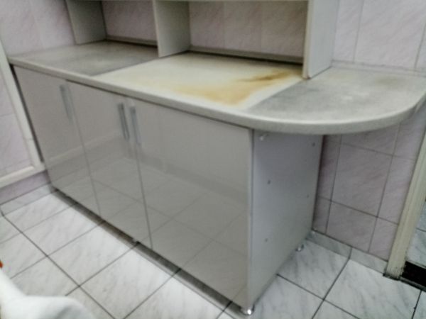 Стол рабочий обработан жидким камнем 