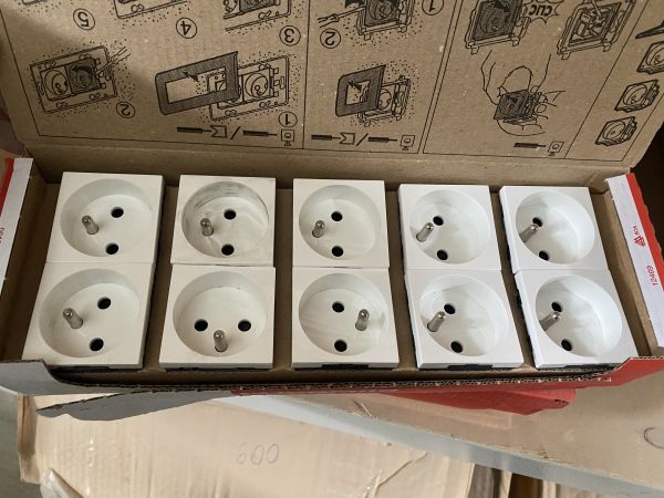 Розетка Legrand 74111