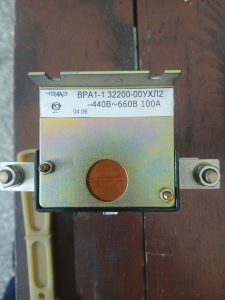 ВЫКЛЮЧАТЕЛЬ ВРУБНОЙ ВРА1-1 32200-00УХЛ2 -440В ~660В 100А