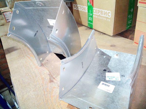 Угол CS 90 вертикальный внутр. 90° 100/100 (DKC) (арт. 36701 )