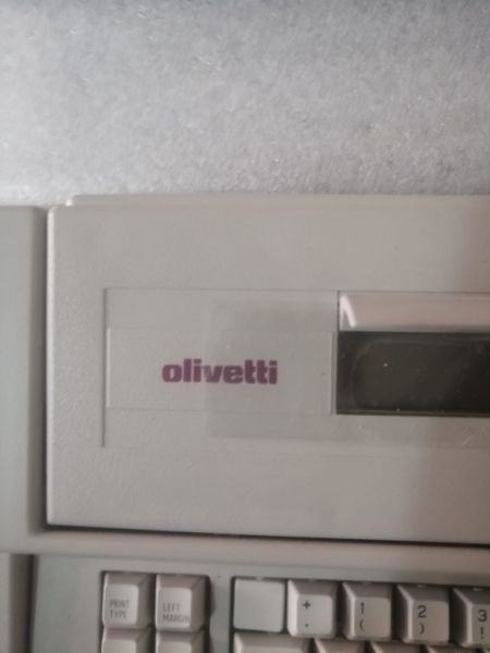 электронная пишущая машинка Olivetti