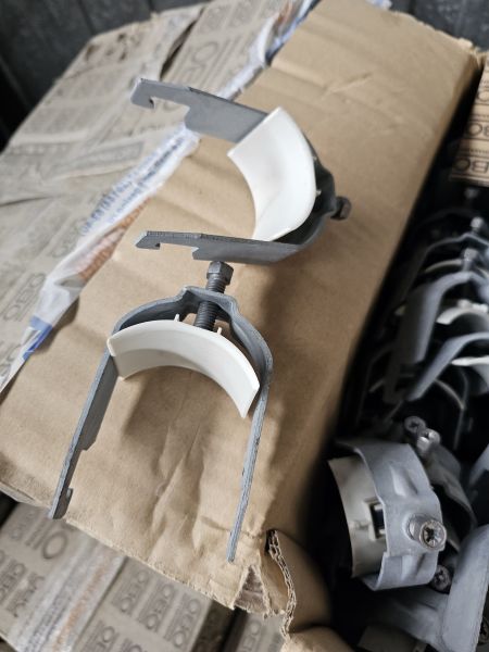 Скоба с внутренним диаметром 40мм (металл) двухлапковая