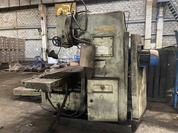 Вертикально-фрезерный станок 