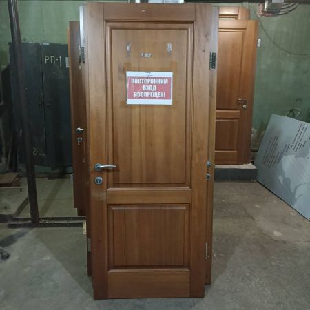 Дверь деревянная 