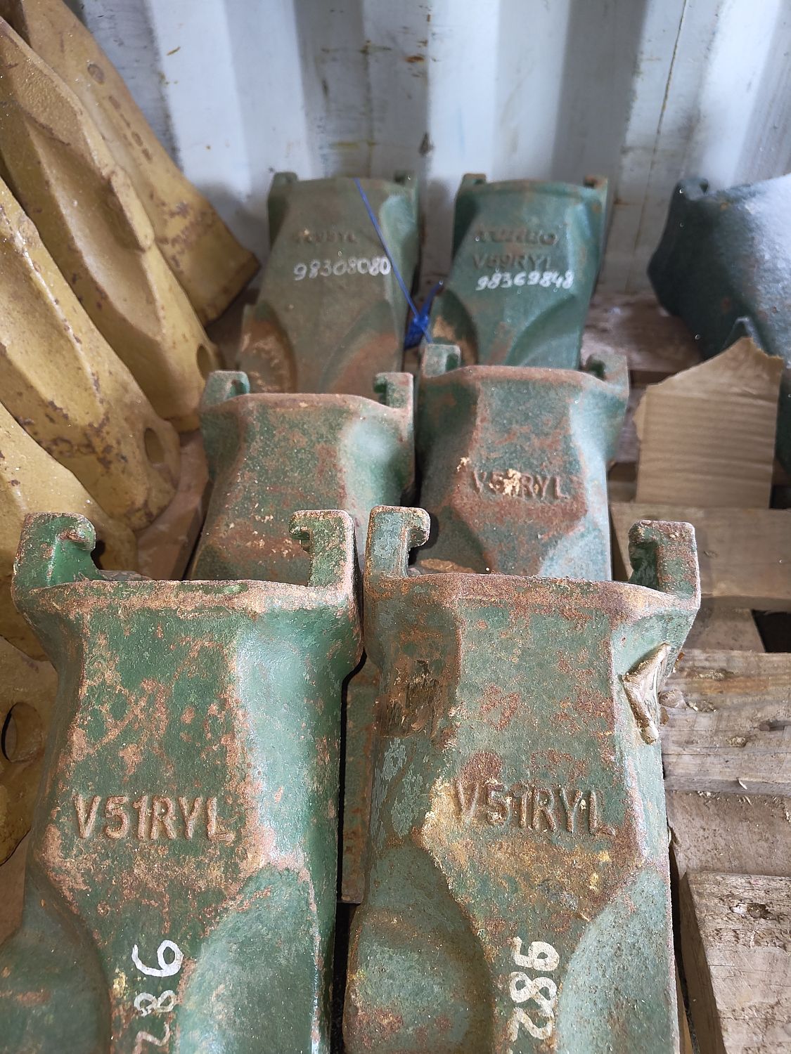 Коронка ковша 4350780 Hitachi