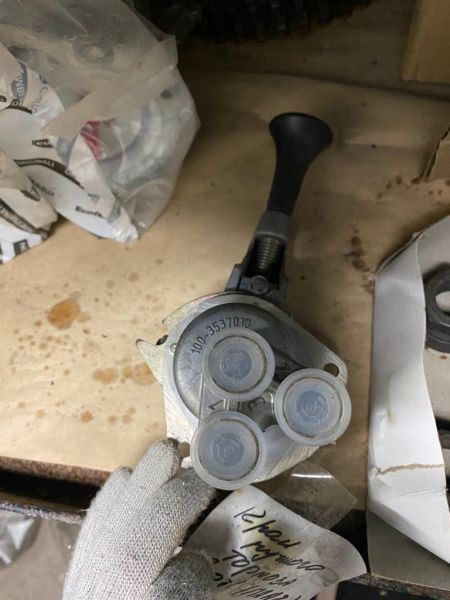 Кран ручного тормоза 3 отверстия (ПААЗ)