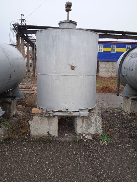 Емкость металлическая объемом 3,2 м3